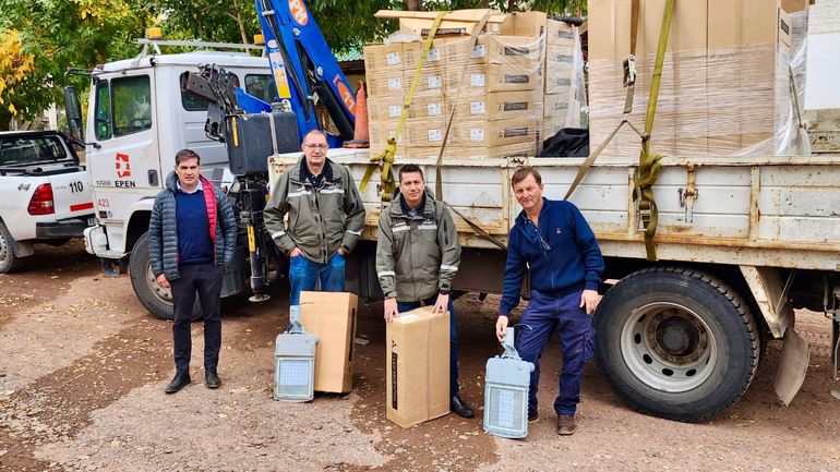 El presidente dele EPEN y operarios bajando los artefactos con inversión provincial.
