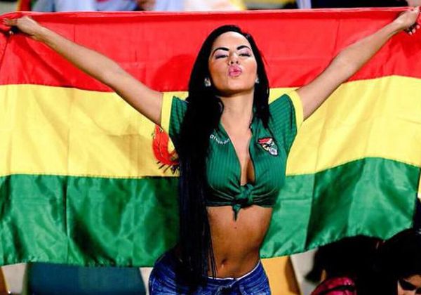 Mayte Flores, la fanática hot que se roba las miradas