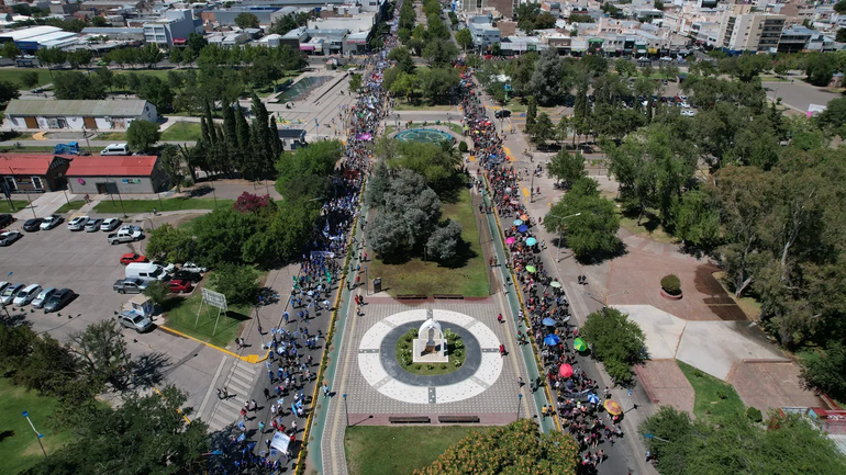Una multitud se movilizó contra la Ley Ómnibus y el DNU en Neuquén