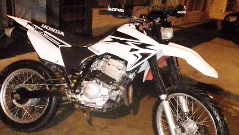 Video: en segundos, robaron dinero y una moto de un comercio