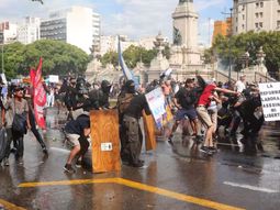 15 detenidos y 40 demorados en la protesta por la reforma laboral: así armaban las bombas molotov. 15 detenidos y 40 demorados en la protesta por la reforma laboral: así armaban las bombas molotov.