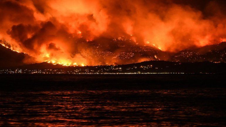 Bomberos luchan contra tres incendios forestales en Grecia