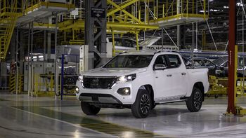 Basada en la Peugeot Landtrek, la pickup Fiat Titano inicia su producción en Ferreyra para abastecer al mercado nacional y a la región. Basada en la Peugeot Landtrek, la pickup Fiat Titano inicia su producción en Ferreyra para abastecer al mercado nacional y a la región.
