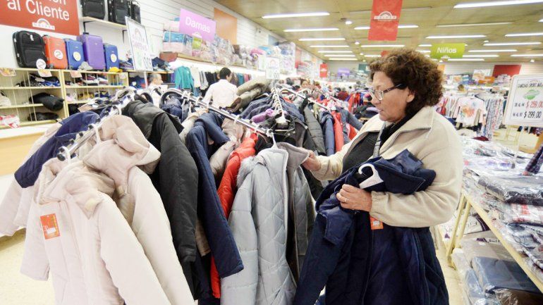 Por la baja del consumo