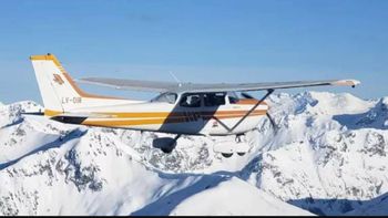 chubut: un piloto aterrizo de emergencia en una laguna congelada y espera ser rescatado chubut: un piloto aterrizo de emergencia en una laguna congelada y espera ser rescatado