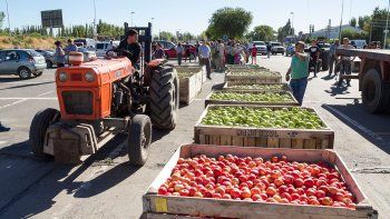 En el pasado, los chacareros han regalado su fruta en señal de protesta.&nbsp;