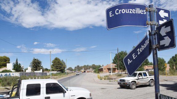 Los vecinos están acostumbrados a vivir pendientes del peligro. La calle, usada por muchos neuquinos, no tiene reductores de velocidad, semáforos ni cordón cuneta.