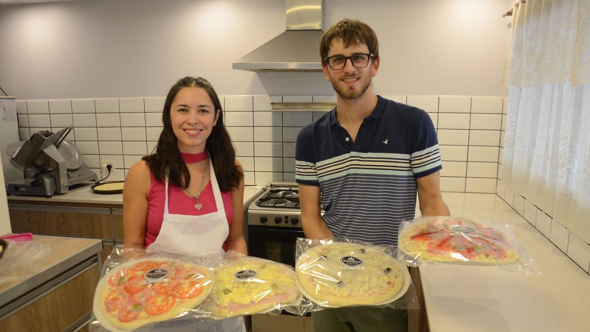 La pareja que dejó el petróleo para vender sus pizzas caseras thumbnail