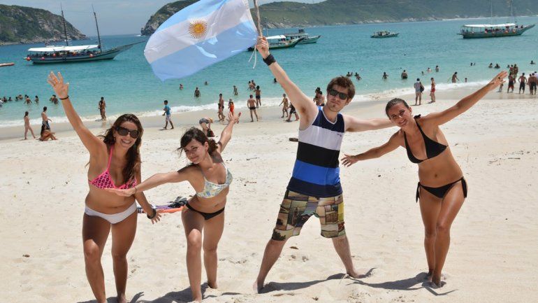 De acuerdo a la ley 20.744 (Contrato de Trabajo), las vacaciones pagas configuran un derecho para todos los trabajadores. De acuerdo a la ley 20.744 (Contrato de Trabajo), las vacaciones pagas configuran un derecho para todos los trabajadores.