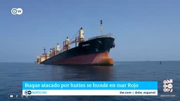 Un buque atacado por los hutíes en el Mar Rojo. Informe de Deutsche Welle.