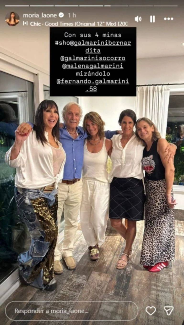 Galmarini, junto a sus tres hijas mujeres y su pareja. 