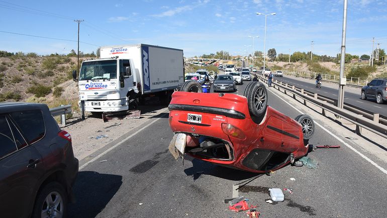 Un tercer vehículo ocasionó el vuelco sobre la Ruta 7