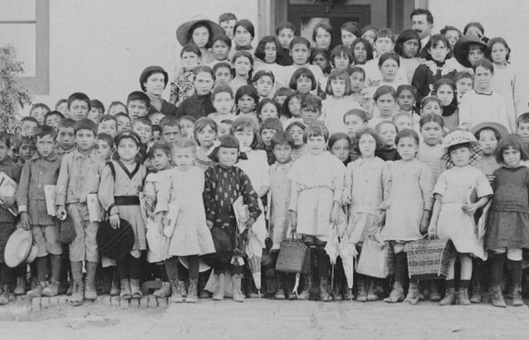 Alumnos de la escuela N°2 de Neuquén, en el nuevo edificio. Alumnos de la escuela N°2 de Neuquén, en el nuevo edificio.