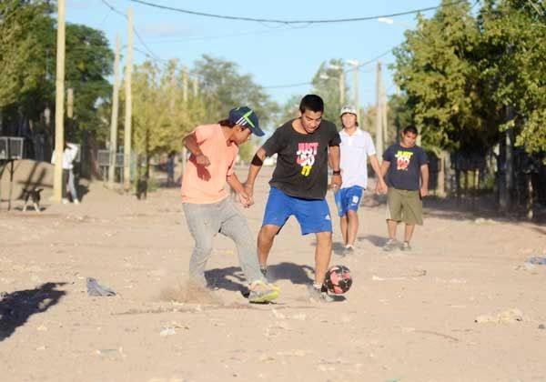 Chicos y jóvenes del Oeste no tienen espacios culturales y deportivos