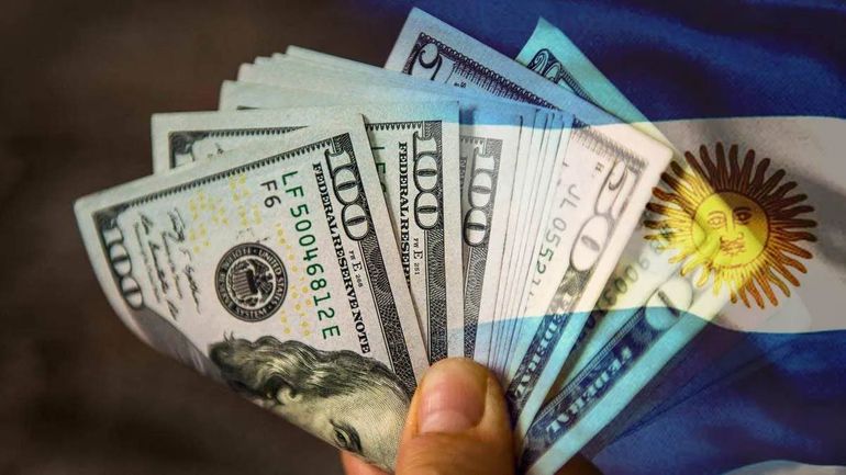 El salario mínimo en Argentina, medido en dólares, es menor al de fines de 2001 y representa una caída del 63% respecto de su pico histórico registrado en septiembre de 2011. El salario mínimo en Argentina, medido en dólares, es menor al de fines de 2001 y representa una caída del 63% respecto de su pico histórico registrado en septiembre de 2011.