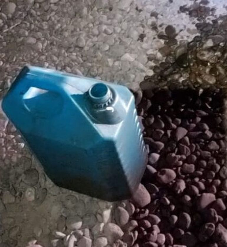 El bidón encontrado en el lugar del incendio en Vista Alegre. El bidón encontrado en el lugar del incendio en Vista Alegre.