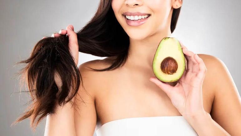 Entre las múltiples propiedades que tiene la palta, debido a la vitamina E, los antioxidantes y los aceites naturales que contiene, nutren la piel, combaten el envejecimiento y fortalecen el cabello desde la raíz.