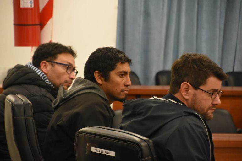 Vestido con buso a rayas y campera negra, Sanz en una audiencia junto a Ozuna, también en prisión preventiva por las estafas con planes sociales. Vestido con buso a rayas y campera negra, Sanz en una audiencia junto a Ozuna, también en prisión preventiva por las estafas con planes sociales.