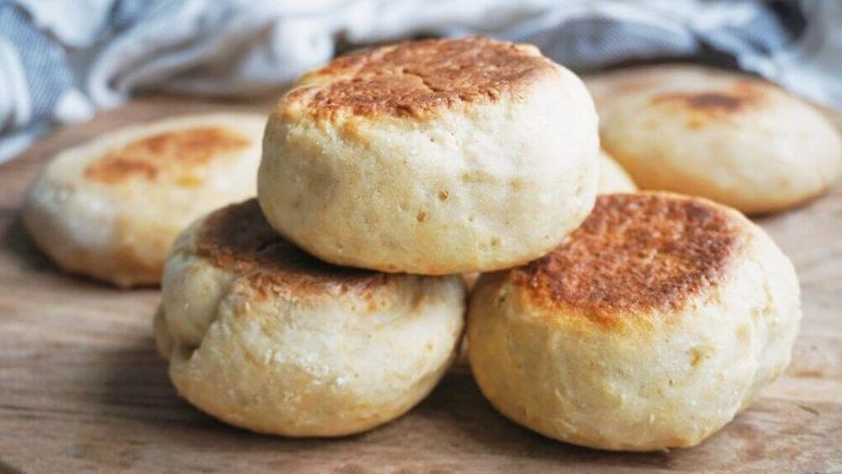 El pan de sartén es ideal para el desayuno, pero también puede servir para un almuerzo o una cena liviana. 