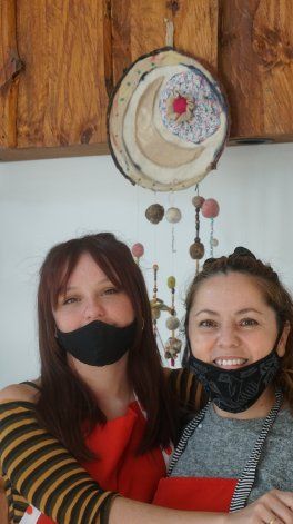 Lina, junto con su hija que la ayuda en la cocina.