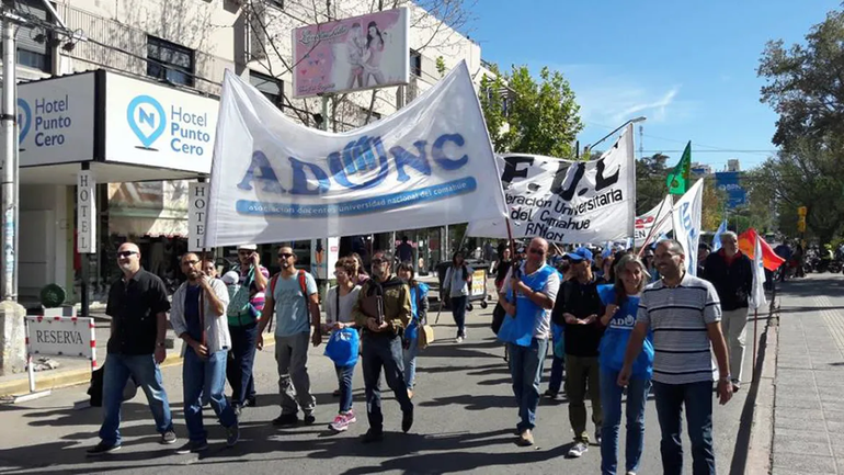 Los docentes universitarios reclaman mejoras salariales