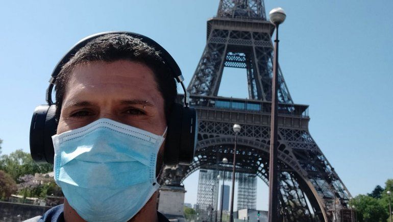El neuquino que recorre las calles vacías de París