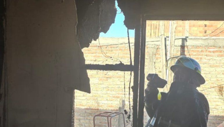 Una joven y su hijo se salvaron de milagro de un incendio en su casa
