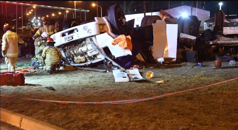 Cuando los bomberos lograron rescatar al joven camionero de entre los hierros retorcidos de la cabina, que quedó destrozada, ya estaba sin vida. Cuando los bomberos lograron rescatar al joven camionero de entre los hierros retorcidos de la cabina, que quedó destrozada, ya estaba sin vida.