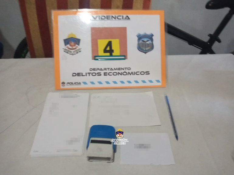 El sello médico y los recetarios del Hospital Horacio Heller encontrados en la casa de Romina Maza El sello médico y los recetarios del Hospital Horacio Heller encontrados en la casa de Romina Maza