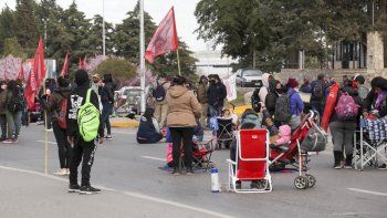 piqueteros no se bajan de las rutas sin una propuesta formal piqueteros no se bajan de las rutas sin una propuesta formal