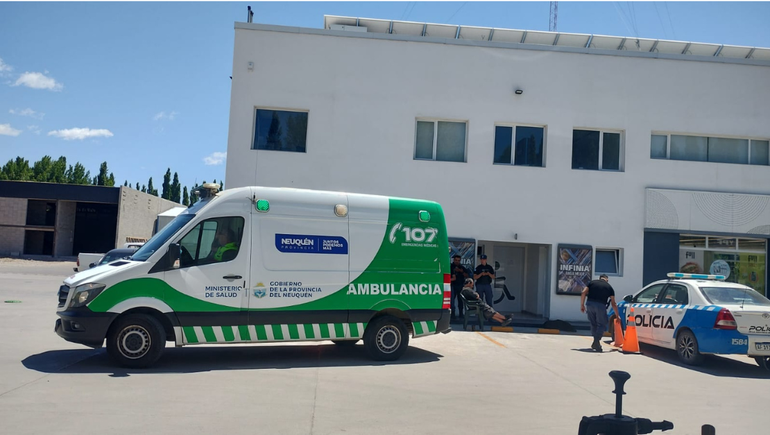 Un vecino de Plottier que sufrió un choque a una cuadra de la YPF pidió ayuda y tuvo que ser trasladado en ambulancia al hospital.