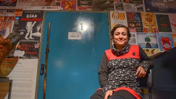 En las tablas y en el ring. El teatro es para Ely Navarro su lugar en el mundo, por eso afirma que no hace un poco de teatro sino que hace teatro todo el tiempo. Esa misma filosofía parece aplicarla al kick boxing, un deporte que a simple vista puede pa