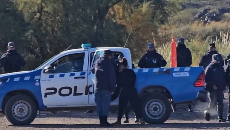 La Policía del Neuquén detuvo a la lonco, Antonia Molina y la werken, Karen Sánchez. La Policía del Neuquén detuvo a la lonco, Antonia Molina y la werken, Karen Sánchez.