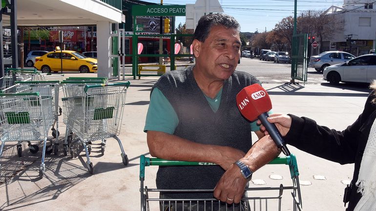 El consumo en los supermercados cayó y hay un cambio de hábito en los neuquinos. Sólo productos escenciales de alimentos y limpieza. La indumentaria es un problema para los comerciantes.