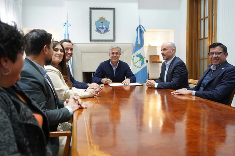 El gobernador Rolando Figueroa encabezó la firma de convenios