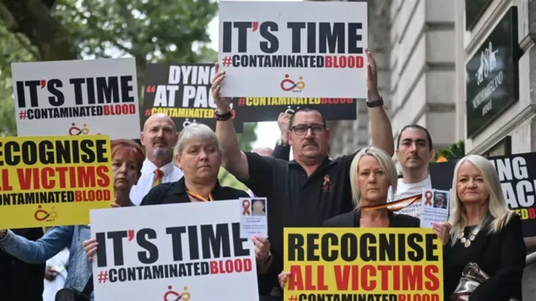 Familiares de infectados en Reino Unido con sangre contaminada denuncian que no fue un simple accidente.
