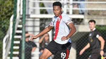 La historia del jugador de raíces nigerianas, convocado por Coudet, que podría debutar en River. La historia del jugador de raíces nigerianas, convocado por Coudet, que podría debutar en River.
