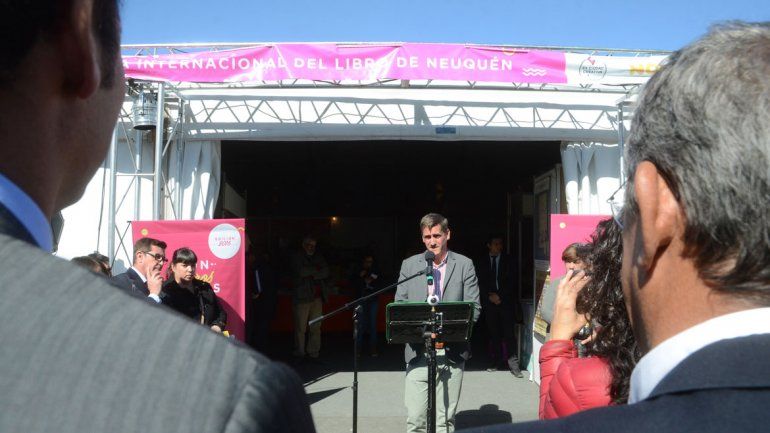 La Feria del Libro de Neuquén ya tiene las puertas abiertas. Durante dos semanas se transformará en una cita interesante para los lectores. Fue inaugurada oficialmente ayer por las autoridades.