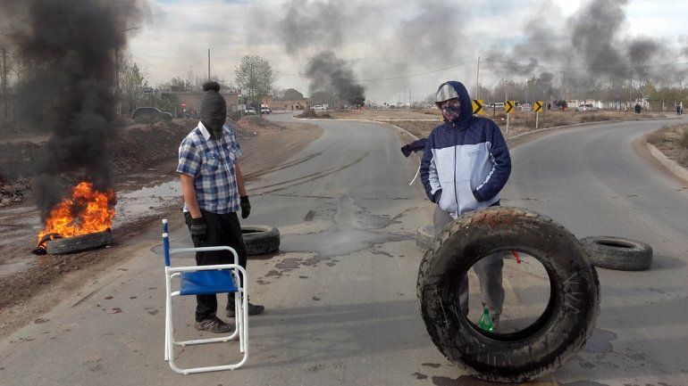 El piquete de la toma Ruca Antu se trasladó a la Autovía Norte