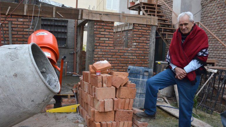 El párroco Carlos Duhourq tuvo la idea de construir un refugio transitorio para hombres que viven en la calle.&nbsp;