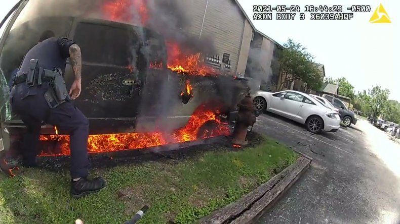 Impactante: policía rescató a un hombre de un auto prendido fuego