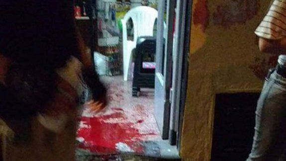 Dos ladrones lo abordaron y se enfurecieron por lo poco del botín.
