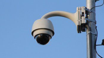 le tiro piedrazos a una camara de seguridad y termino detenido le tiro piedrazos a una camara de seguridad y termino detenido