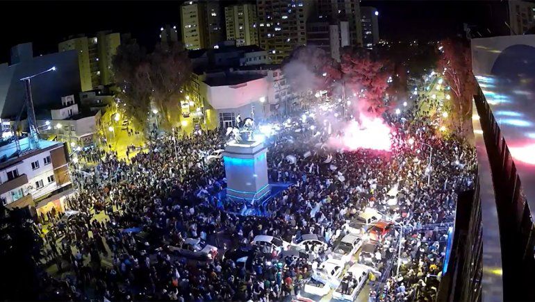En vivo: los neuquinos festejan en el Monumento la coronación argentina