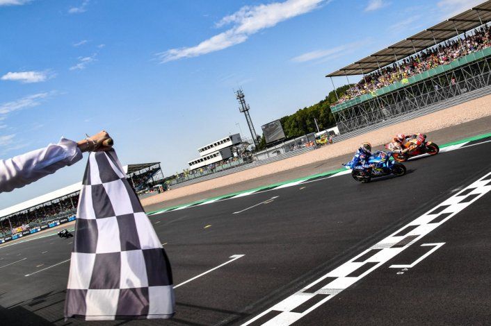 Rins prevaleció sobre Márquez en una definición apasionante en Silverstone