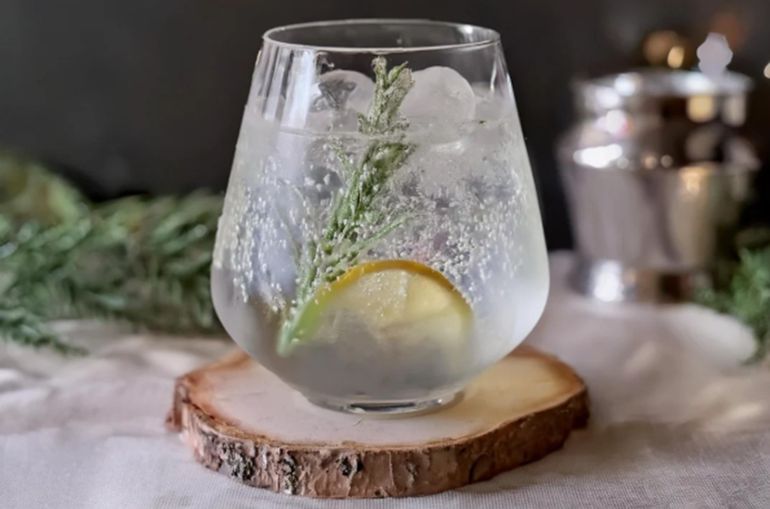 Cóctel navideño para sorprender: es muy fácil de preparar y tiene un efecto de árbol nevado en el vaso