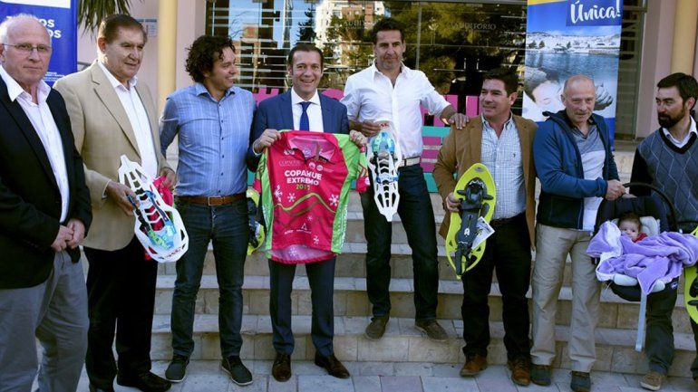 El gobernador Omar Gutiérrez encabezó la presentación del evento.