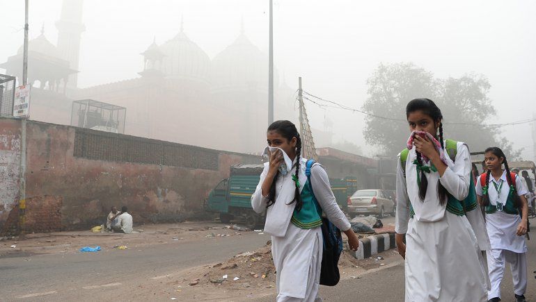 Cierran escuelas en India por aire contaminado