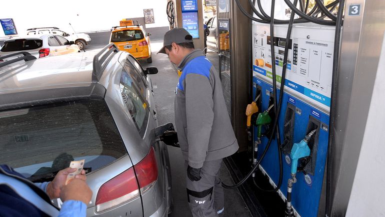 Cuánta plata hace falta para llenar el tanque del auto en Neuquén