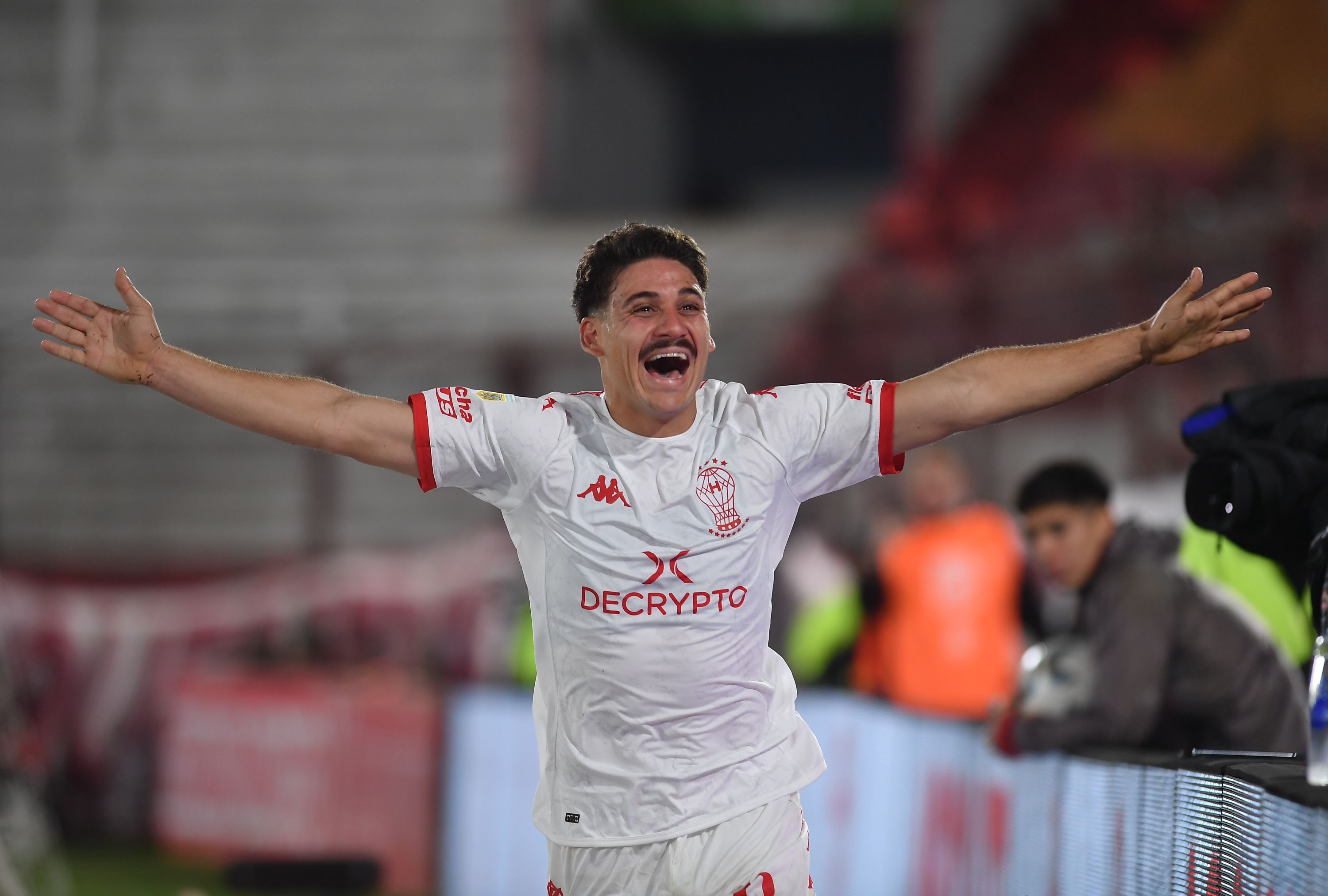 El zorro Cóccaro festeja su gol, que destrabó un partido muy complicado para el Globo.&nbsp;